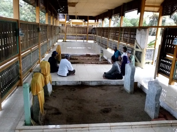 Menjelajah Wisata Di Ketapang Dan Berziarah Di Makam Tujuh Keramat